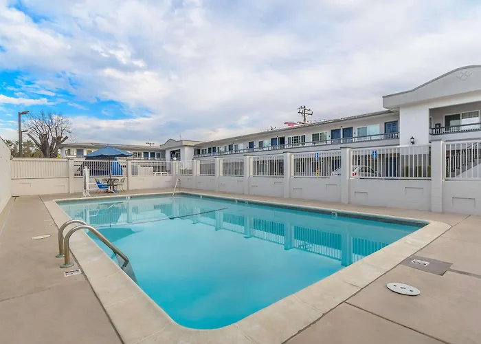 Hotel with pool: Motel 6-San Jose, Ca - Convention Center